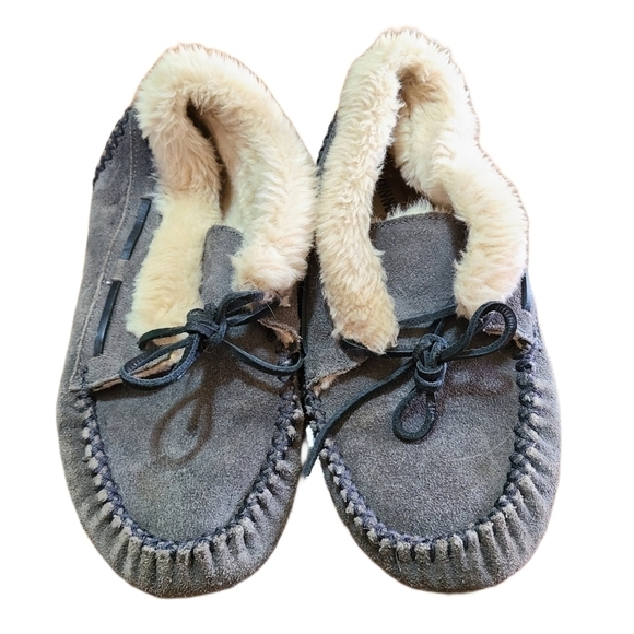 MinneTonka | Gray Leather Moccasins Slip-On Slippers | Size 8 - Picture 1 of 5